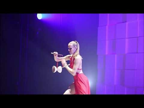Diabolo Act, (Red Dress) 4,5 minutes
