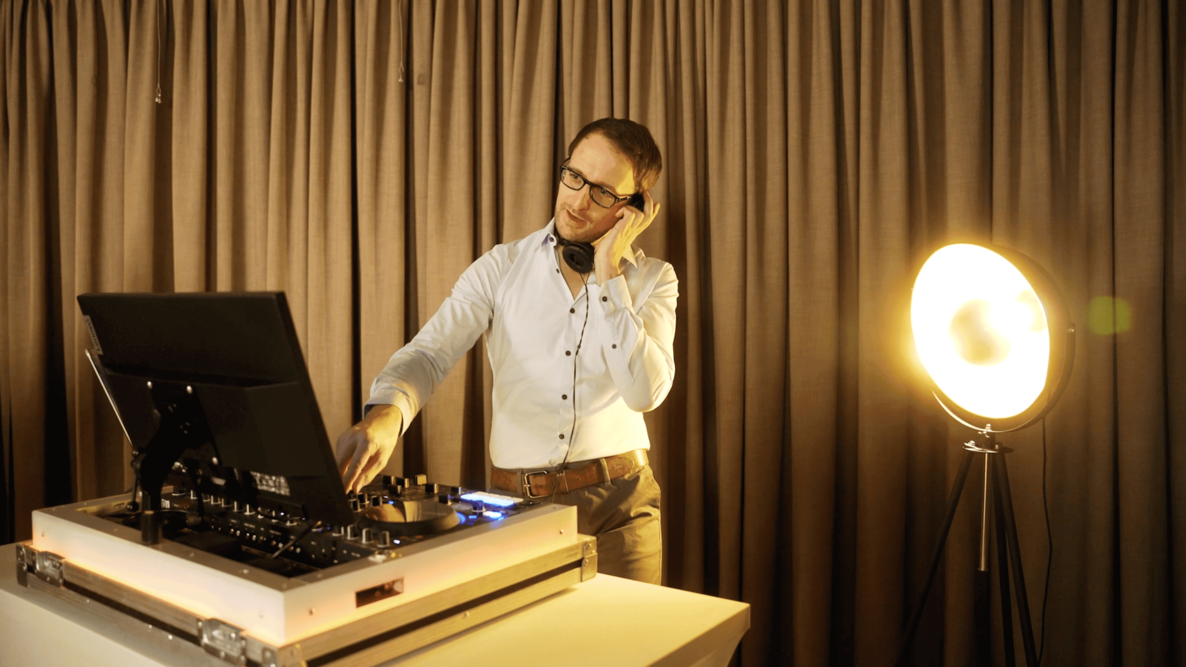 Galeriebild für DJ CONNEX - DJ meets Live Music